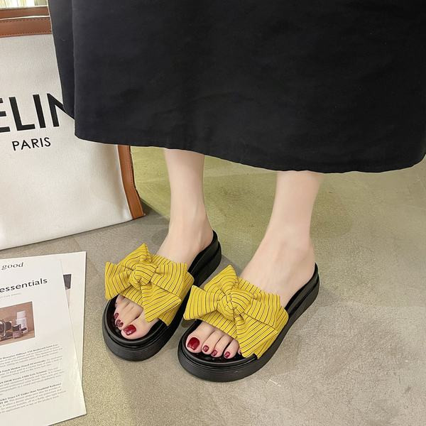 Pašreizējās čības ar lentu un plakanu zoli