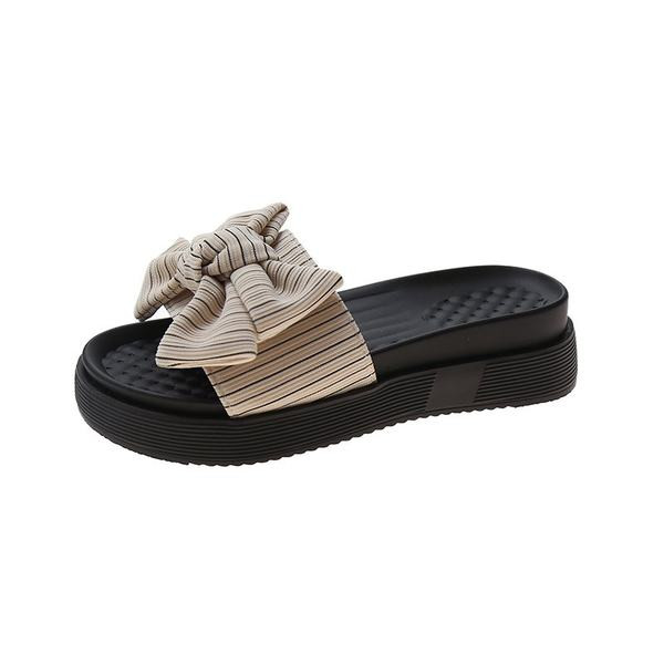 Pašreizējās čības ar lentu un plakanu zoli