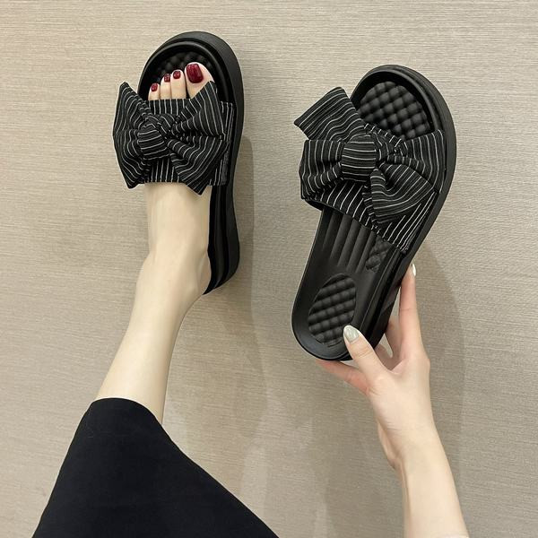 Pašreizējās čības ar lentu un plakanu zoli