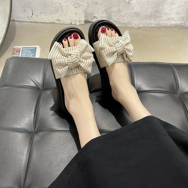 Pašreizējās čības ar lentu un plakanu zoli