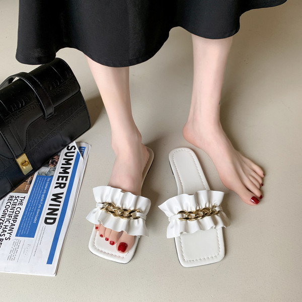 Sieviešu mākslīgās ādas čības ar lokām un metāla apdari