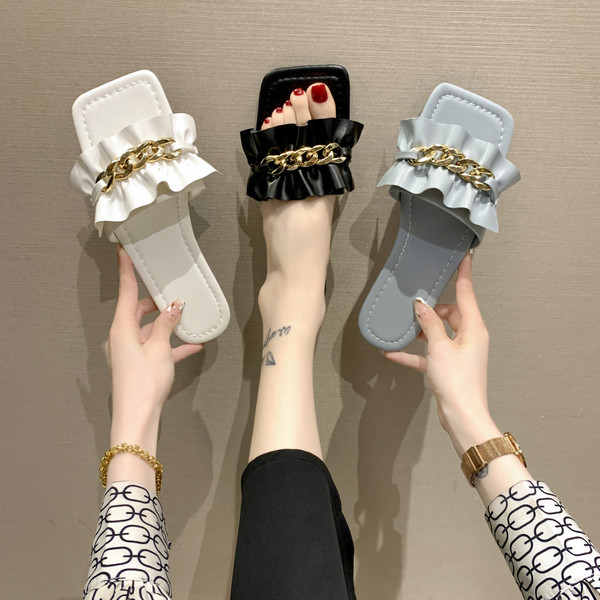 Sieviešu mākslīgās ādas čības ar lokām un metāla apdari