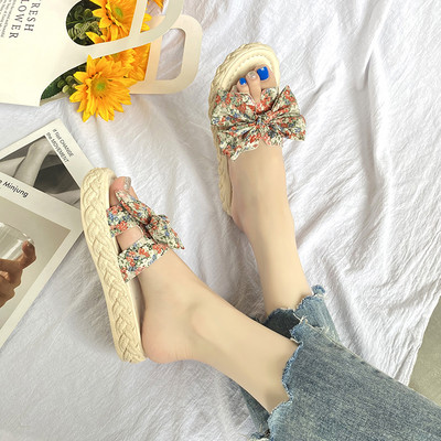 Ikdienas sieviešu čības, dekorētas ar krāsainu lentīti