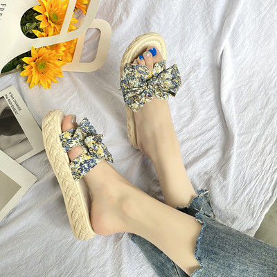 Ikdienas sieviešu čības, dekorētas ar krāsainu lentīti