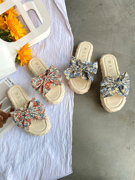 Ikdienas sieviešu čības, dekorētas ar krāsainu lentīti