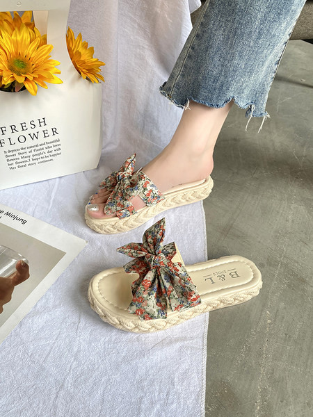 Ikdienas sieviešu čības, dekorētas ar krāsainu lentīti