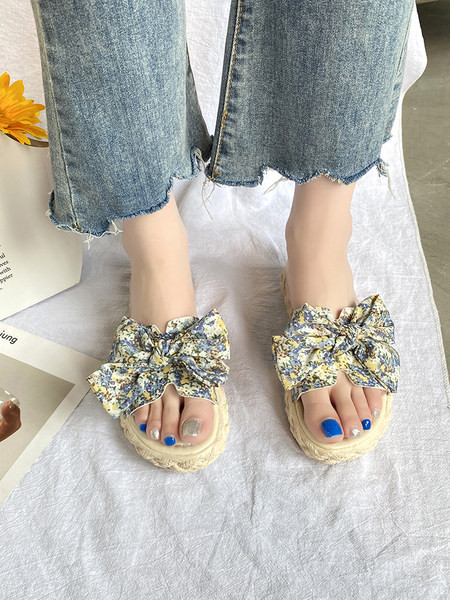 Ikdienas sieviešu čības, dekorētas ar krāsainu lentīti