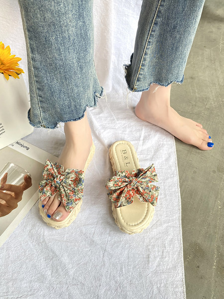 Ikdienas sieviešu čības, dekorētas ar krāsainu lentīti