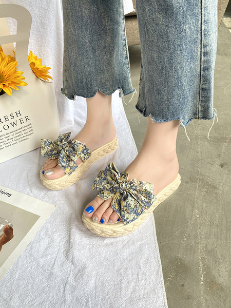 Ikdienas sieviešu čības, dekorētas ar krāsainu lentīti