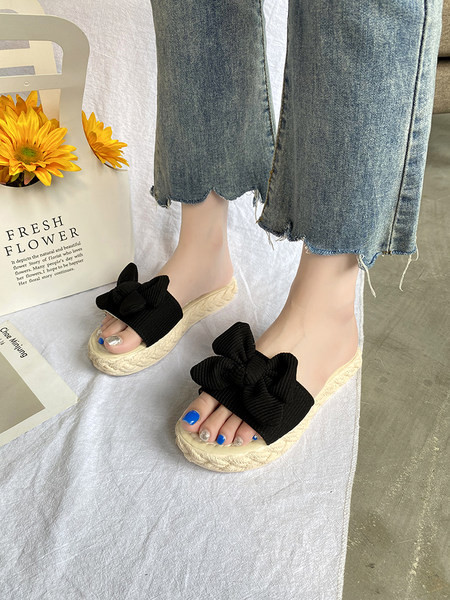 Sieviešu čības ar plakanu zoli un velveta apdari