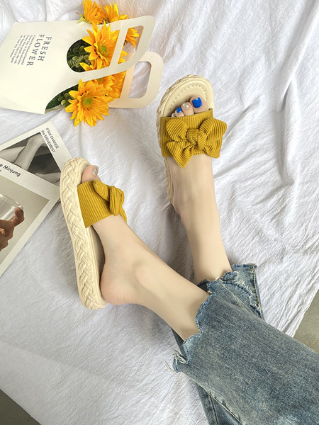 Sieviešu čības ar plakanu zoli un velveta apdari