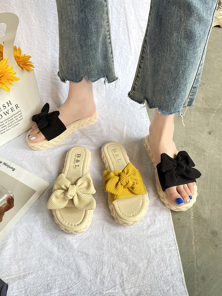 Sieviešu čības ar plakanu zoli un velveta apdari