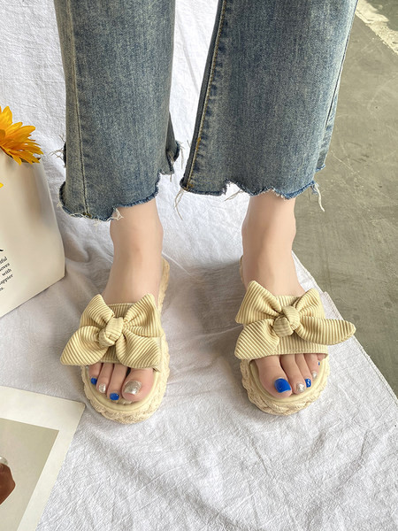 Sieviešu čības ar plakanu zoli un velveta apdari