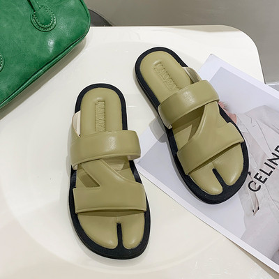 Sieviešu ikdienas čības ar plakanu zoli