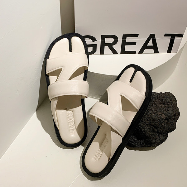 Sieviešu ikdienas čības ar plakanu zoli