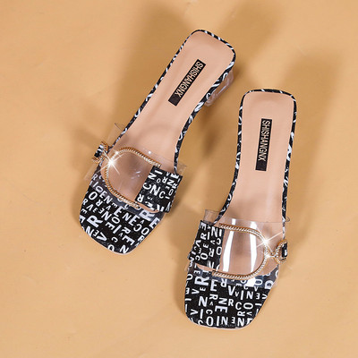 Παιδικές παντόφλες με επιγραφές και μεταλλική διακόσμηση