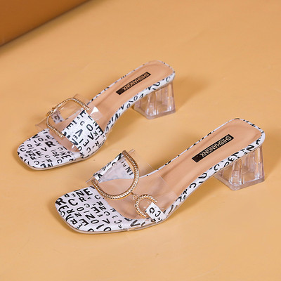 Παιδικές παντόφλες με επιγραφές και μεταλλική διακόσμηση