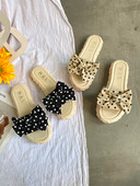 Sieviešu čības ar plakanu zoli un lentes rotājumu ar punktiem