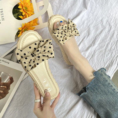 Sieviešu čības ar plakanu zoli un lentes rotājumu ar punktiem