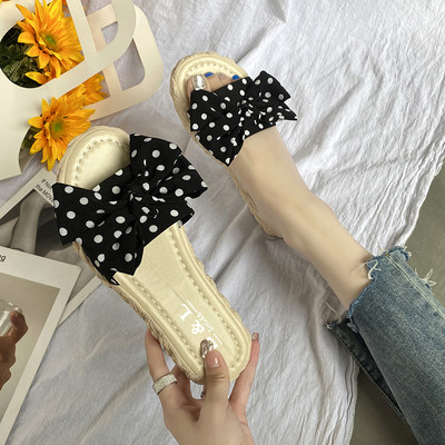 Sieviešu čības ar plakanu zoli un lentes rotājumu ar punktiem