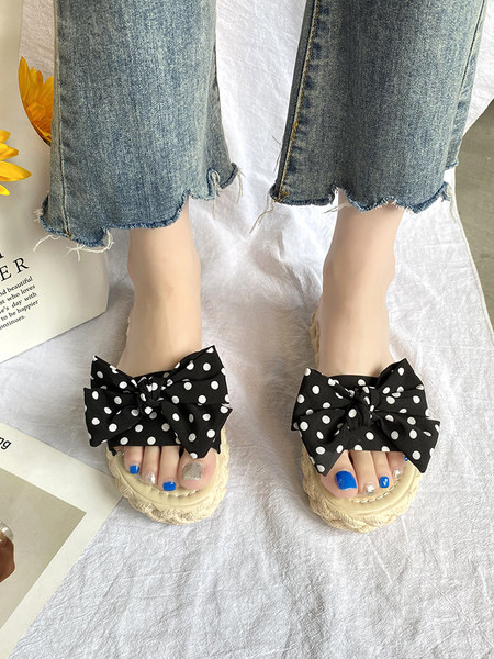 Sieviešu čības ar plakanu zoli un lentes rotājumu ar punktiem