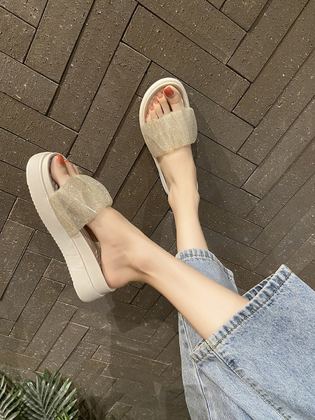 Sieviešu vasaras ikdienas čības ar plakanu zoli