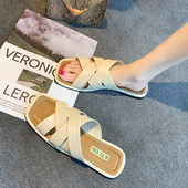 Vasaras čības ar plakanām zolēm un krusteniskām siksnām