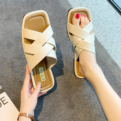 Vasaras čības ar plakanām zolēm un krusteniskām siksnām