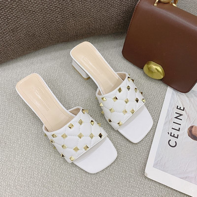 Modernas ādas čības ar papēdi un metāla elementiem