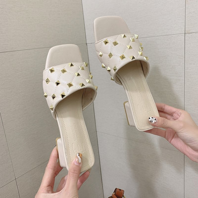 Modernas ādas čības ar papēdi un metāla elementiem