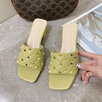 Modernas ādas čības ar papēdi un metāla elementiem