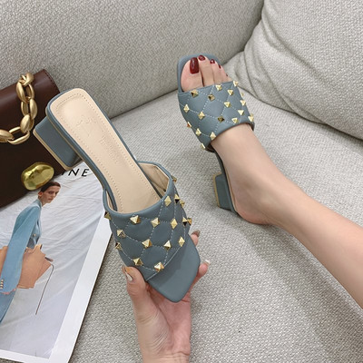 Modernas ādas čības ar papēdi un metāla elementiem