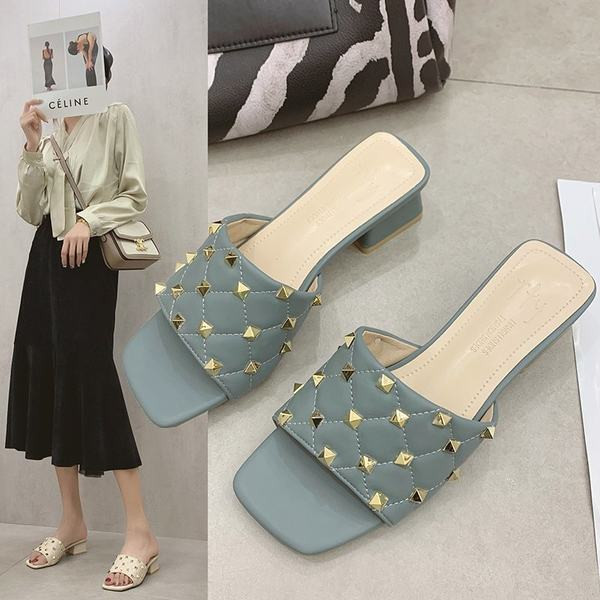 Modernas ādas čības ar papēdi un metāla elementiem