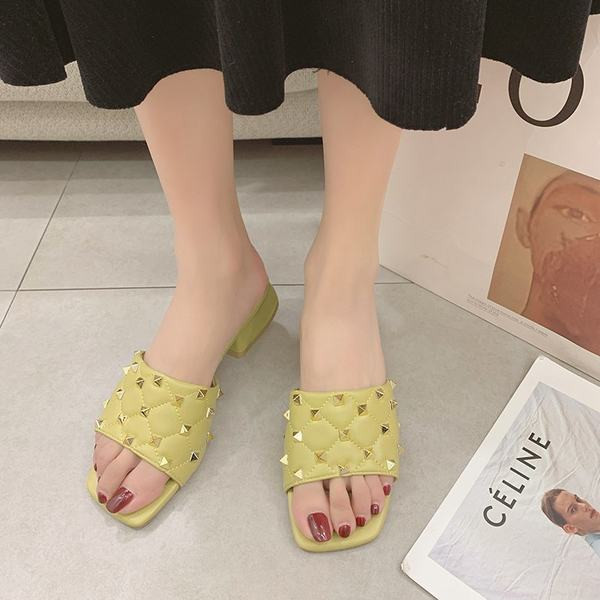 Modernas ādas čības ar papēdi un metāla elementiem