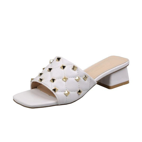 Modernas ādas čības ar papēdi un metāla elementiem