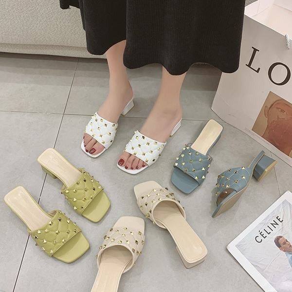 Modernas ādas čības ar papēdi un metāla elementiem