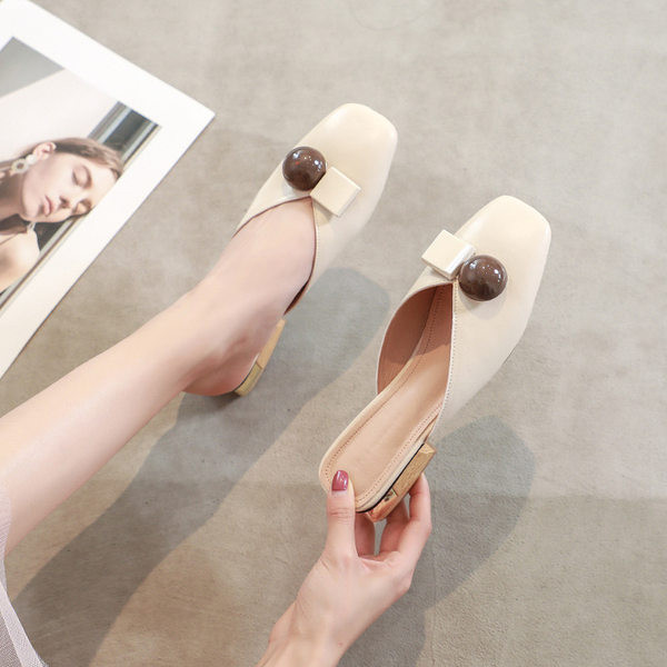 Modernas sieviešu slēgtas čības no mākslīgās ādas ar zemu kvadrātveida papēdi