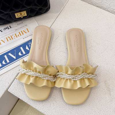 Sieviešu zemas čības ar cirtām un pērlēm