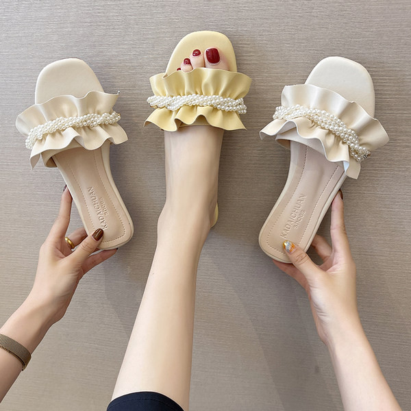 Sieviešu zemas čības ar cirtām un pērlēm