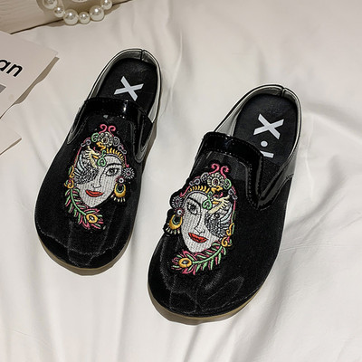 Jauna modeļa slēgtas čības ar izšuvumu