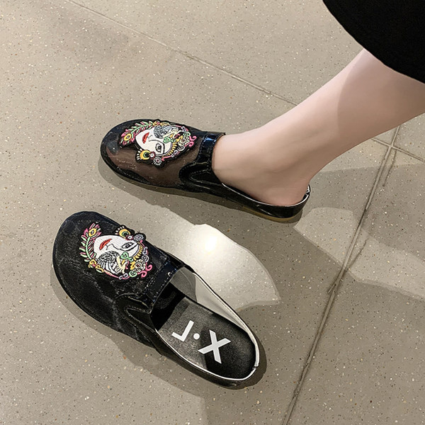 Jauna modeļa slēgtas čības ar izšuvumu