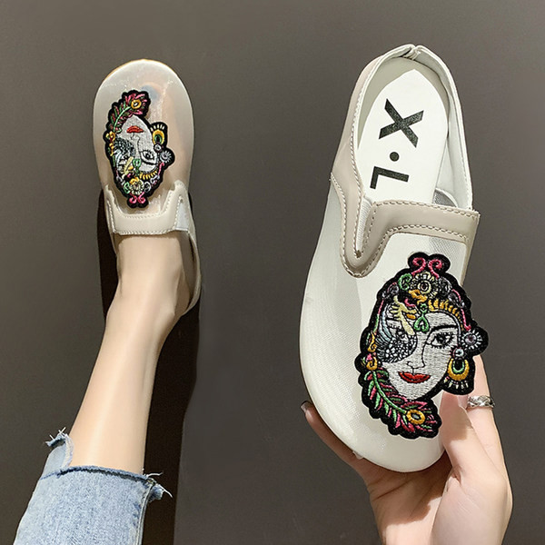 Jauna modeļa slēgtas čības ar izšuvumu