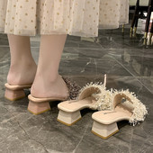 Modernas sieviešu čības ar zemu biezu papēdi un lencēm ar bārkstīm