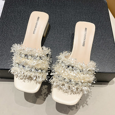 Modernas sieviešu čības ar zemu biezu papēdi un lencēm ar bārkstīm