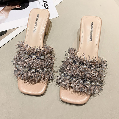 Modernas sieviešu čības ar zemu biezu papēdi un lencēm ar bārkstīm