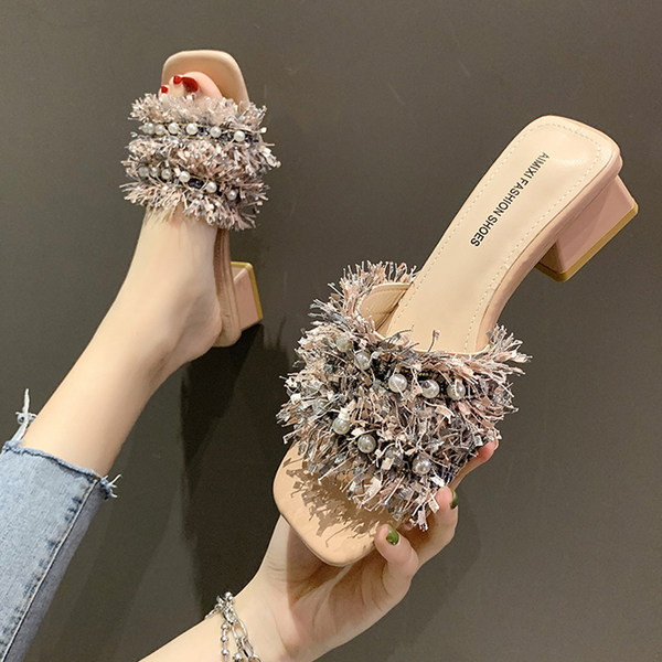 Modernas sieviešu čības ar zemu biezu papēdi un lencēm ar bārkstīm