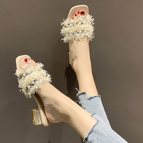 Modernas sieviešu čības ar zemu biezu papēdi un lencēm ar bārkstīm