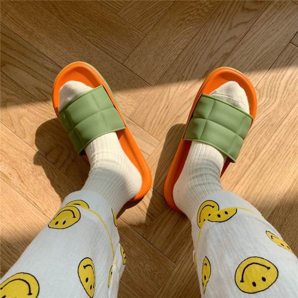 Vasaras sieviešu čības ar plakanu zoli vairākās krāsās