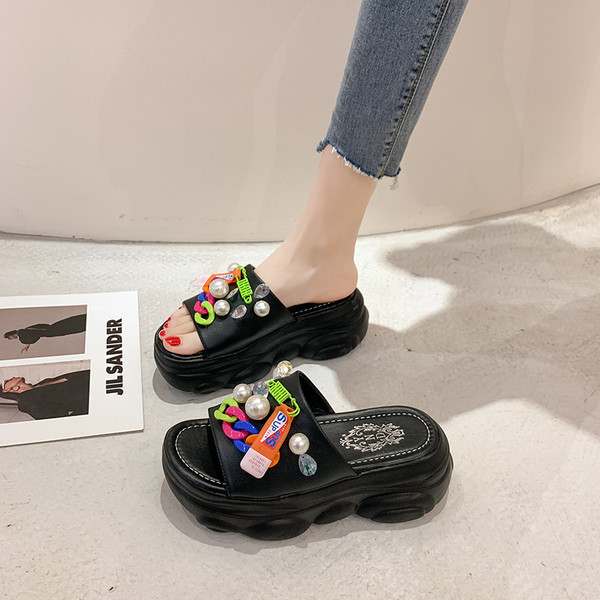 Sieviešu čības ar 3D elementiem un platformu 7 cm