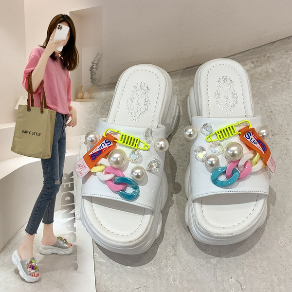 Sieviešu čības ar 3D elementiem un platformu 7 cm